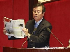 1. 국회에서 교과서를 들고 질의하는 도종환 의원.jpg